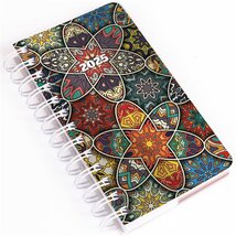 Realsystem 2025 SP5 8721-52 mozaik napi beosztású spirálos zsebnaptár Realsystem 2025 SP5 8721-52 mozaik napi beosztású spirálos zsebnaptár