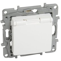 Legrand 764532 Niloé csapófedeles gyermekvédelemmel fehér 2P+F aljzat